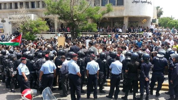 A view of the protesters gathered outside the Iraqi embassy in Amman. Image courtesy of The Jordan Times