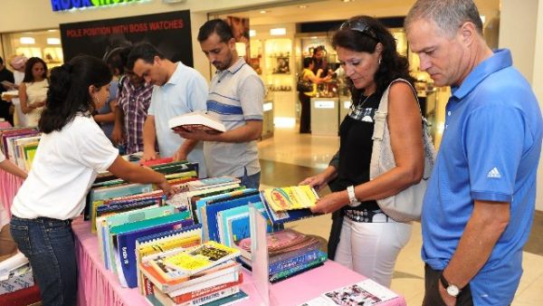 يمكن التبرع بالكتب في أي وقت إلى مكتب الاستعلامات 1 في الطابق الأول في برجمان