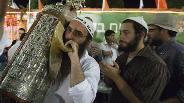 ولم يبحث المجلس ايضا موضوع امكانية استئناف مفاوضات السلام المباشرة