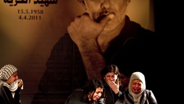 اغتيل جوليانو مير خميس وهو مخرج ومسرحي فلسطيني-إسرائيلي اغتيل الإثنين الماضي في مخيم جنين. اغتيل جوليانو مير خميس وهو مخرج ومسرحي فلسطيني-إسرائيلي اغتيل الإثنين الماضي في مخيم جنين.