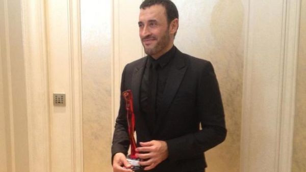 Kadim al Sahir picks up his award for Best Arabic Artist 2012.