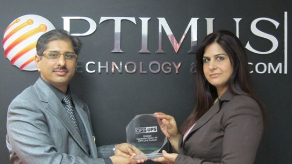 كامليش كومار أميسور، مدير المبيعات والتسويق Opti-UPS و ميرا كاول، المدير الإداري لدى أوبتيموس كامليش كومار أميسور، مدير المبيعات والتسويق Opti-UPS و ميرا كاول، المدير الإداري لدى أوبتيموس