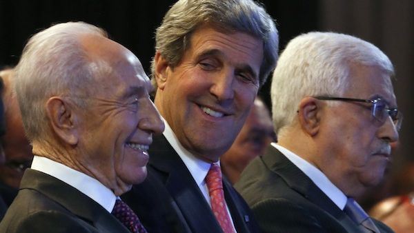 John Kerry sits in between Israeli President Shimon Peres and Palestinian President Mahmoud Abbas at the World Economic Forum. 