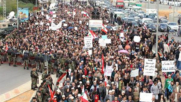 Strikers stop the traffic in Beirut (Daily Star)