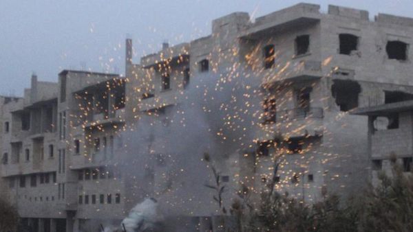 مقاتلون من الجيش الحر يطلقون قذائف مورتر من بلدة معرة النعمان باتجاه قاعدة لقوات الاسد في وادي الضيف بمنطقة ادلب 
