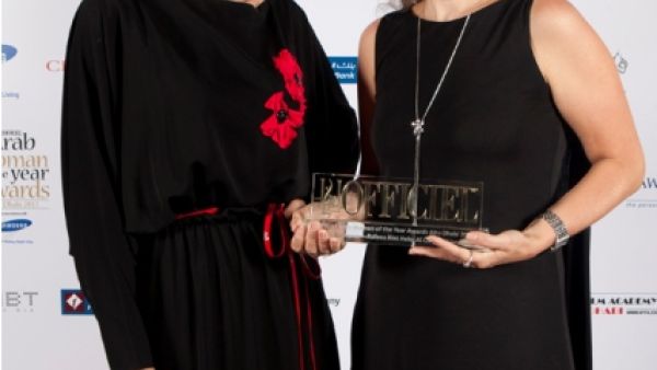 Larissa Kuzmina, Marketing Manager of Mauzan, receiving L’Officiel Middle East Arab Woman of the Year Award 2011