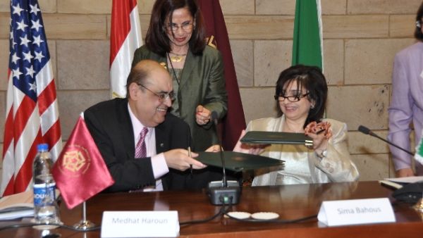 الدكتورة سيما بحوث والدكتور مدحت هارون أثناء توقيع مذكرة التفاهم ومعهم الدكتورة ملك زعلوك