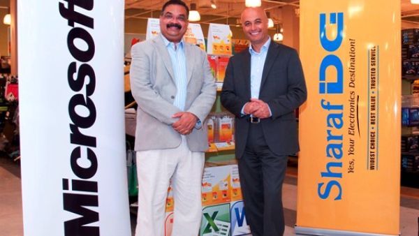 سامر أبو لطيف، المدير العام الإقليمي لشركة مايكروسوفت الخليج ونيليش خالخو، الرئيس التنفيذي لمحلات شرف دي جي
