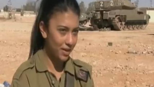 موناليزا تنضم إلى الجيش الإسرائيلي.