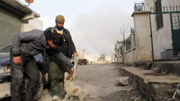 عنصران في الجيش السوري الحر قرب مطار النيرب في حلب