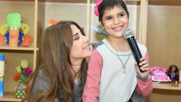 Sweet cancer patient Noor meets her idol Nancy Ajram in Amman. (Image: Facebook)