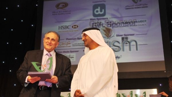 عثمان سلطان، الرئيس التنفيذي لدو يتسلم الجائزة