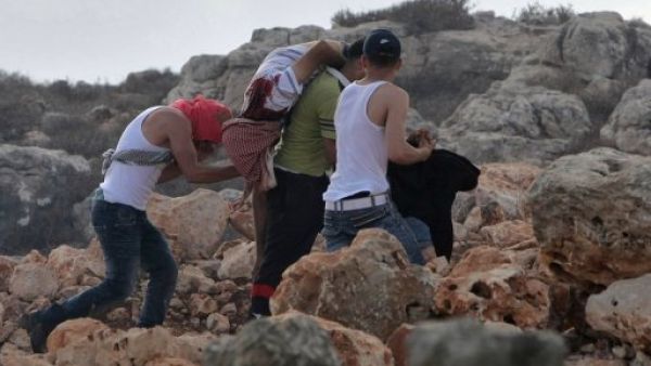 
نقل جثة فلسطيني قتل في مواجهات مع الجيش الاسرائيلي في قصرة