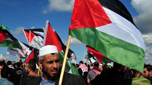 Hamas demanded Thursday that the Palestinian Authority take employees of the disbanded Gaza government onto its payroll, after scuffles broke out at banks in the Palestinian territory.
