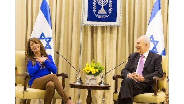 Pleased to meet you, Mr President: Paula Abdul shares a laugh with Shimon Peres in Israel. (Image: Facebook)