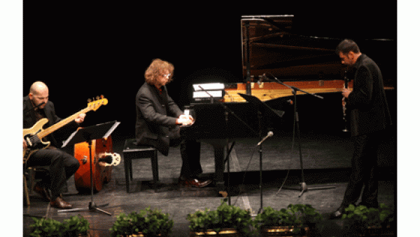 Szymon Klima on clarinet, Joachim Mencel on piano and Adam Kowalewski on double bass and bass guitar (Photo: Sherif Sonbol)