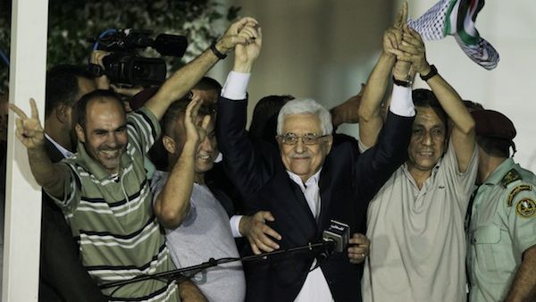 Palestinian President Mahmoud Abbas delivers a speech to released Palestinian prisoners, at his headquarters in the West Bank city of Ramallah, August 14, 2013. (AFP)