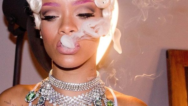 A smokin' Rihanna (Image: Facebook)