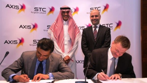 شركة الاتصالات الاندونيسية التابعة لمجموعة شركة الاتصالات السعودية خلال توقيعها العقد