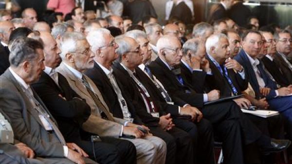 أعضاء في المعارضة السورية خلال مؤتمر في القاهرة
