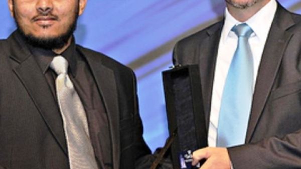 سمير عبدالله، من فريق دو، يتسلم الجائزة