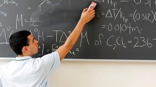 أشار عويس الى ان قضية الرسوم لم ولن تبحث وهي من صلاحيات مجالس امناء الجامعات وليست قرار مجلس التعليم العالي
