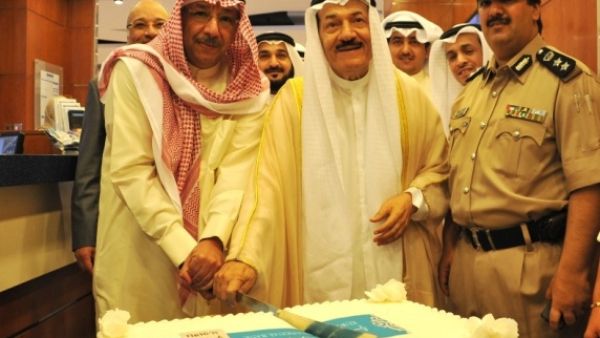 Sheikh Mohammed Al-Sabbah, Chairman of KIB and Abdulhameed Al Hajji, Governor of Farwaniya cutting the cake