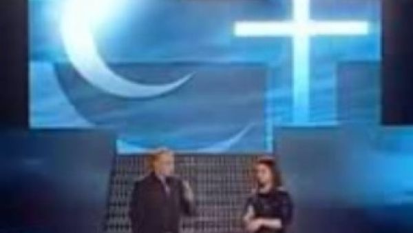 صورة للمشاركين في البرنامج ويظهر الهلال إلى جانب الصليب في الخلفية. صورة للمشاركين في البرنامج ويظهر الهلال إلى جانب الصليب في الخلفية.