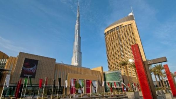 Dubai is planning to build a temperature-controlled city featuring the world’s largest mall and an indoor park, as well as hotels, health resorts and theaters, the developer said.