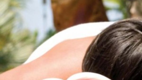 مساج الجسم باستخدام أصداف الحمم البركانية الدافئة 