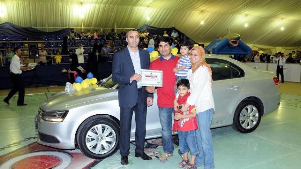 The winner with his family receiving the prize from Khalid Zebib