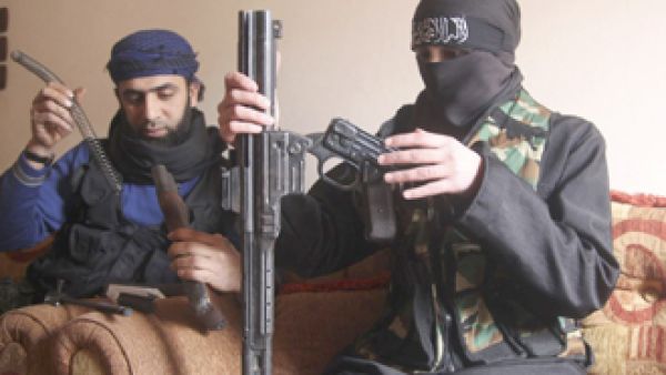 ام جعفر وزوجها من لواء صوت الحق ينظفان اسلحتهما 