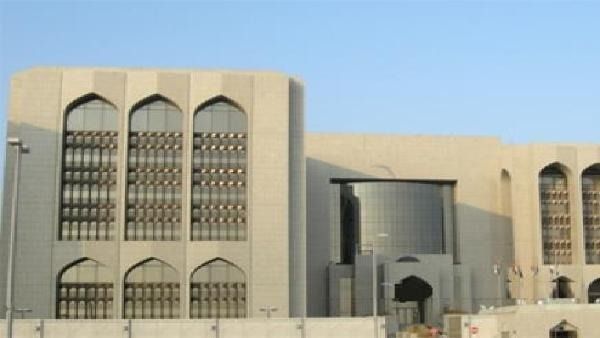 "المركزي" لم يوقف نقل المديونيات نهائياً، وإنما قنّنها في إطار نظام القروض الشخصية، وذلك لمدة ثلاثة أشهر قابلة للتجديد، يشترط فيها عدم منح المتعامل أكثر من ‬20 ضعف راتبه، لمدة سداد لا تتجاوز ‬48 شهرا