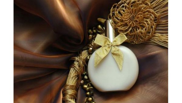  إطلالة أكثر سحراً وجاذبيَّة آسرة ، "سيِّدتي نت" ينصحك باستخدام الفازلين ودهن العود لبشرة لامعة تفوح عطراً