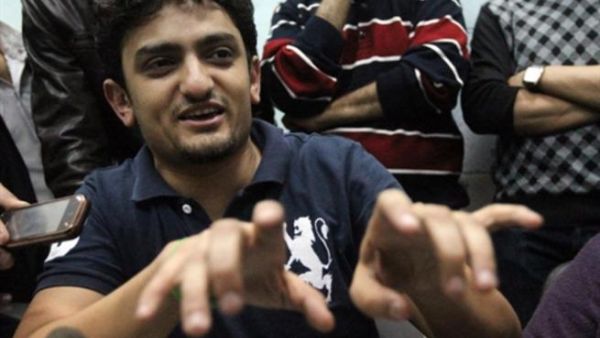 وائل غنيم يتحدث الى الصحفيين بعيد الافراج عنه/أ.ف.ب