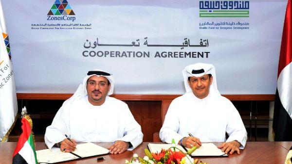 محمد حسن القمزي، الرئيس التنفيذي في المؤسسة العليا للمناطق الاقتصادية المتخصصة وأحمد المطوع، الرئيس التنفيذي في صندوق خليفة خلال توقيع الإتفاقية