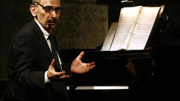 Multi-talented artist Ziad Rahbani returns after many years in a black comedy "Mad Men Talking" (Image: courtesy of aljabha.com)