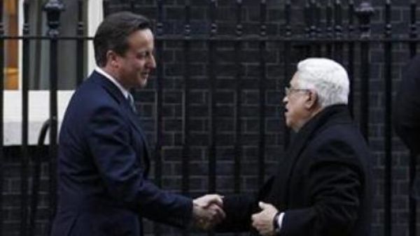 كاميرون (الى اليسار) يستقبل عباس في لندن
