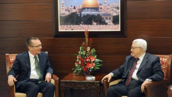 عباس (يمين) خلال لقائه الموفد الاميركي جيفري فيلتمان في رام الله الاثنين