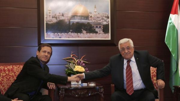 عباس يلتقي رئيس حزب العمل الاسرائيلي الجديد برام الله 
