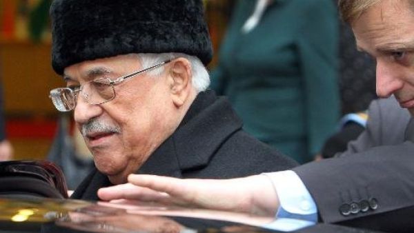 الرئيس محمود عباس عند وصوله الى البرلمان الليتواني في فيلنيوس 
