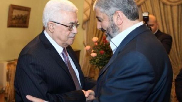 الرئيس الفلسطيني محمود عباس (يسار) ورئيس المكتب السياسي لحركة حماس خالد مشعل في القاهرة
