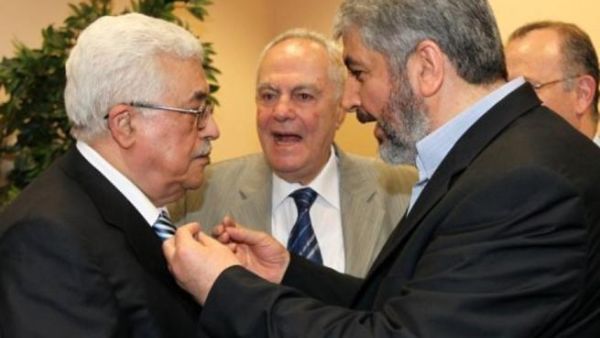 لقاء "إيجابي" بين مشعل وعباس في القاهرة 