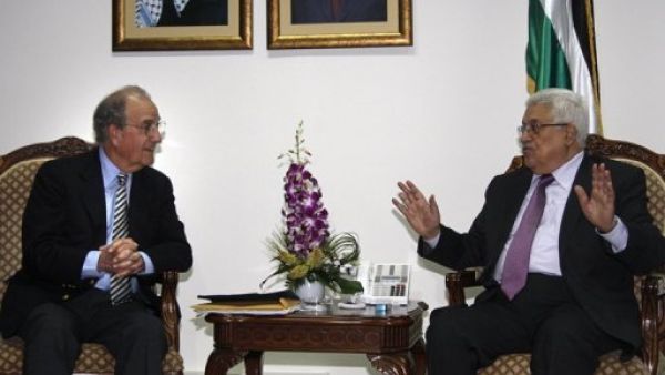 لرئيس الفلسطيني محمود عباس (يمين) مستقبلا المبعوث الاميركي الخاص الى الشرق الاوسط جورج ميتشل في رام الله
