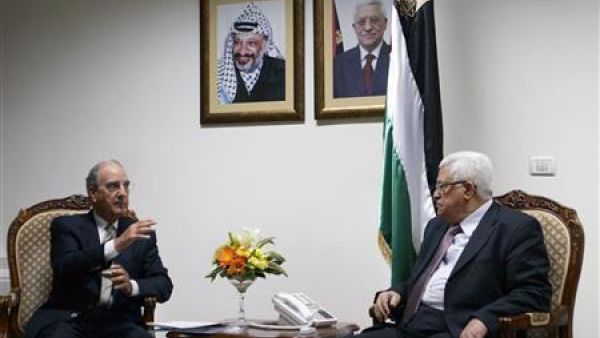 لرئيس الفلسطيني محمود عباس (الى اليمين) خلال اجتماعه مع جورج ميتشل مبعوث السلام الامريكي الى الشرق الاوسط في رام الله يوم السبت
