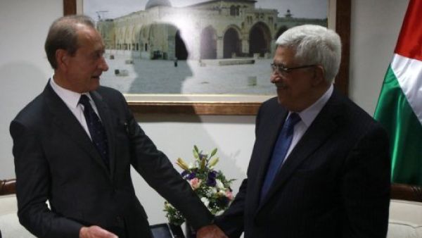عباس يمنح رئيس بلدية باريس مواطنة الشرف الفلسطينية
