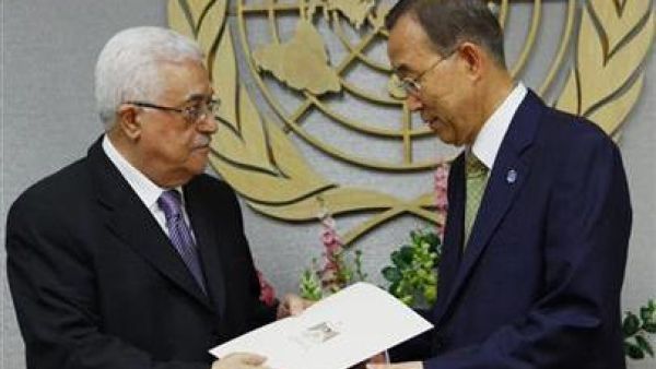 الرئيس الفلسطيني محمود عباس ( الى اليسار) يقدم الى الامين العام للامم المتحدة بان كي مون يوم الجمعة طلب الحصول على العضوية الكاملة لدولة فلسطينية في الامم المتحدة
