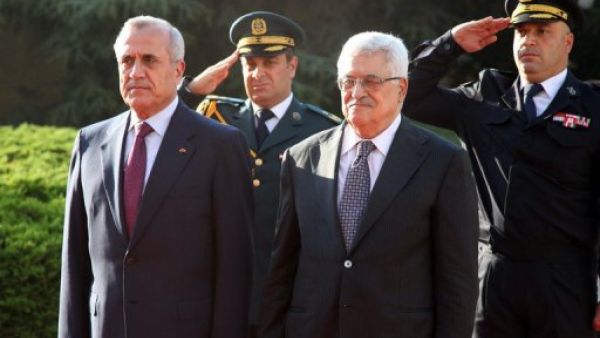 الرئيس اللبناني ميشال سليمان (يسار) خلال استقباله نظيره الفلسطيني
