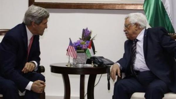 عباس (الى اليمين) ينصت الى كيري أثناء اجتماعهما في رام الله بالضفة الغربية يوم الخميس
