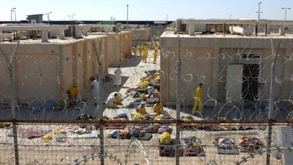 سجناء في سجن ابو غريب 